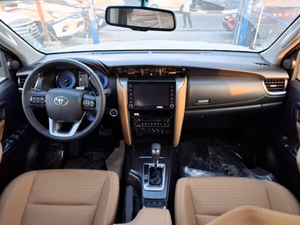 Toyota Fortuner 2024 SR5 - Image 4