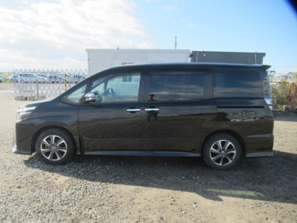 Toyota Voxy (2018) - Image 4