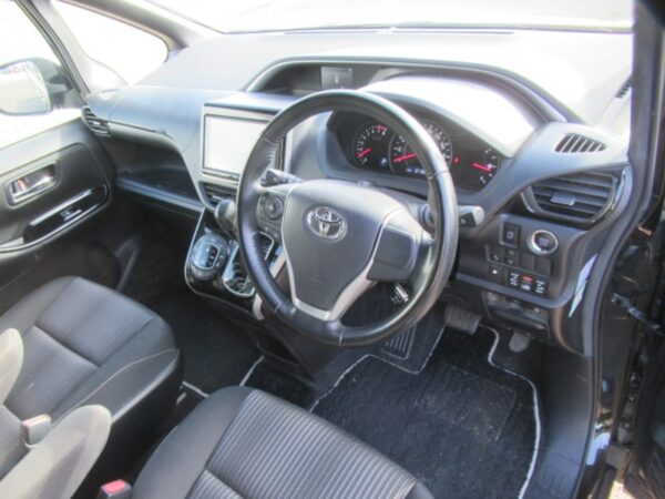 Toyota Voxy (2018) - Image 7