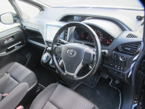 Toyota Voxy (2018) - Image 30