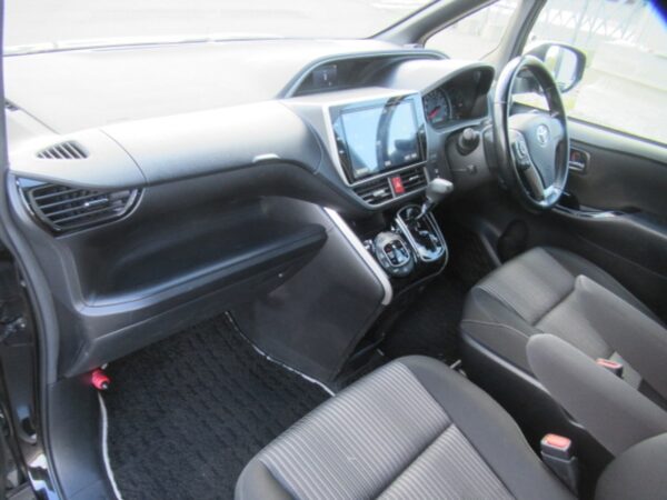 Toyota Voxy (2018) - Image 33