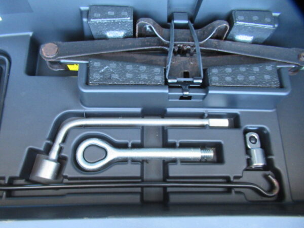 TOYOTA HARRIER (2006) - Image 17